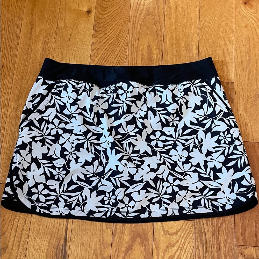 Lands' End sz 18 Black and White Floral Mini Skirt with under shorts quick dry